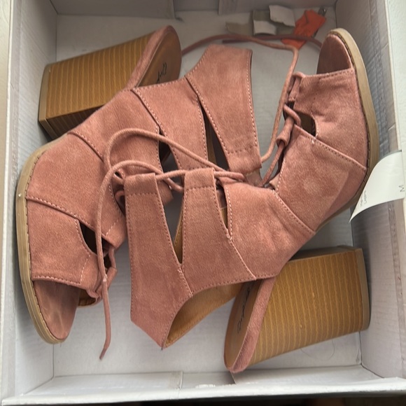 Heels - Picture 3 of 3